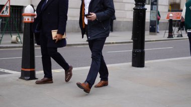 Şehirdeki insanlar günlük hayatlarında gelişigüzel yürüyorlar..