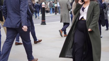 Şehirdeki insanlar günlük hayatlarında gelişigüzel yürüyorlar..