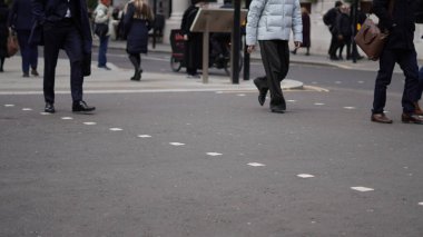 Şehir işçileri hafta içi işe yürüyerek gidiyorlar..