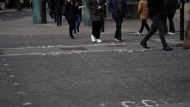 Şehirdeki insanlar günlük hayatlarında gelişigüzel yürüyorlar..