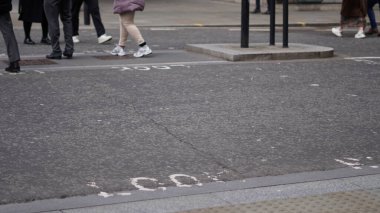 Şehirdeki insanlar günlük hayatlarında gelişigüzel yürüyorlar..