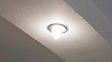 Geometrik şekilli ve parıltılı sanatsal modern tavan ışığı kavramı.