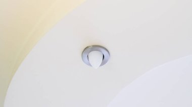 Yumuşak iç ayarlarda tavana yerleştirilmiş sıcak teneffüs ışıkları.