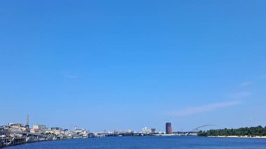  Sıcak ve güneşli bir günde Dnipro nehri ve Poshtova Meydanı 'nın üzerindeki mavi gökyüzü
