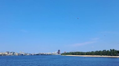  Sıcak ve güneşli bir günde Dnipro nehri ve Poshtova Meydanı 'nın üzerindeki mavi gökyüzü
