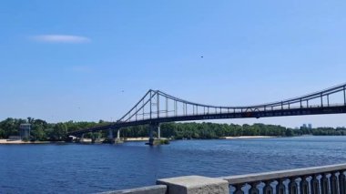  Sıcak ve güneşli bir günde Dnipro nehri ve Poshtova Meydanı 'nın üzerindeki mavi gökyüzü