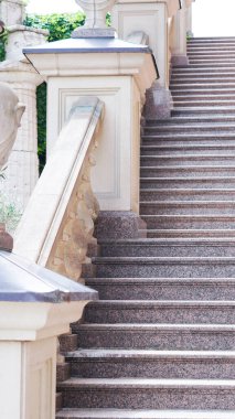 Balyoz kapaklı klasik dış merdiven..