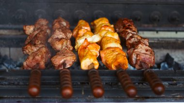 Otomatik ızgarada ızgara et şişleri, dışarıda yaz barbeküsü konsepti..