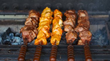 Yaz günü otomatik kömür ızgarasında şiş et cızırdıyor..