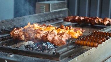 Otomatik ızgarada ızgara et şişleri, dışarıda yaz barbeküsü konsepti..