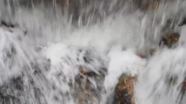  Taze temiz suyla kayaların üzerinden çağlayan hızlı şelale.