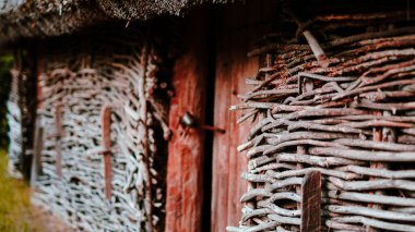 Çatı ve kil duvarlı geleneksel Ukrayna kır evi.