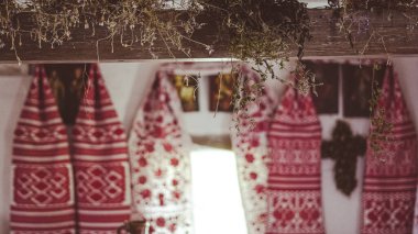 Duvarlarında nakış işlenmiş, geleneksel Ukrayna evi..
