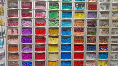 Plastik kaplarda mücevher boncukları tasarım projeleri için gölgelendirilmiş...