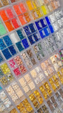 Plastik kaplarda mücevher boncukları tasarım projeleri için gölgelendirilmiş...