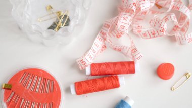 Renkli iplik makaraları ve yumuşak kumaşlı yumuşak ev dikiş sahnesi...