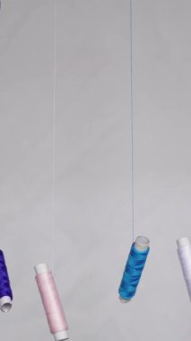 Yumuşak tekstil sanatı sahnesinin bir parçası olarak sallanan iplik topları