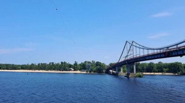  Sıcak ve güneşli bir günde Dnipro nehri ve Poshtova Meydanı 'nın üzerindeki mavi gökyüzü