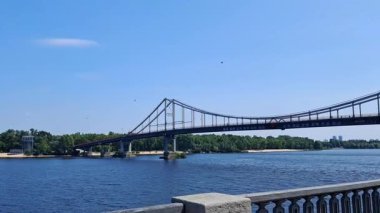  Sıcak ve güneşli bir günde Dnipro nehri ve Poshtova Meydanı 'nın üzerindeki mavi gökyüzü