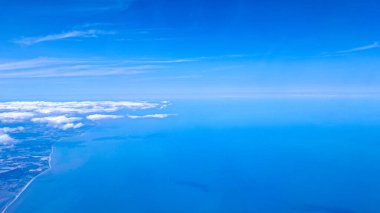 Gökyüzünün havadan görünüşü seyahat özgürlüğünü ve yeni deneyimleri temsil ediyor.