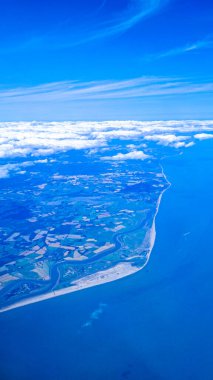 Gökyüzünün havadan görünüşü seyahat özgürlüğünü ve yeni deneyimleri temsil ediyor.