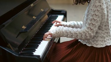 Kadınsı eller romantik ışıkta dışarıda piyano çalıyor..