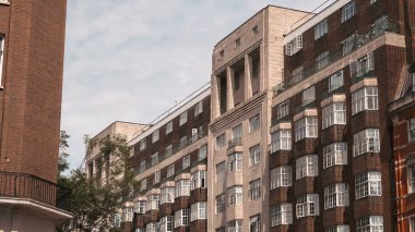 Tarihi tarzı ve sokak mimarisi olan geleneksel İngiliz evi Londra 'da..