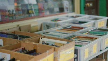 İkinci el kitapların olduğu eski kitapçı sokak satışı için dışarıda duruyor..