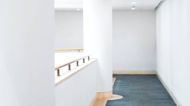 Kamu mimarisi alanında modern beyaz duvarlar ve temiz iç mekan.