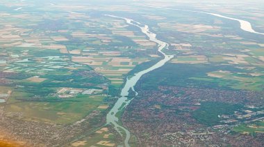 İnsansız hava aracı perspektifinden parlayan günbatımı renkleriyle huzurlu bir yaz manzarası..