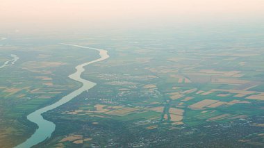 Sıcak günbatımı ışığı ve yumuşak renklerle parlayan yaz manzarası..