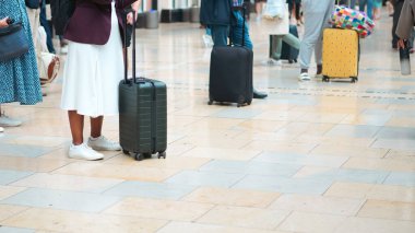 Tren peronunda yürüyen bacaklar ve bavullar aracılığıyla yeniden yerleştirme kavramı