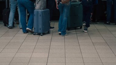 Mülteci tarzı seyahat sahnesinde bavullarla yürüyen kalabalık..