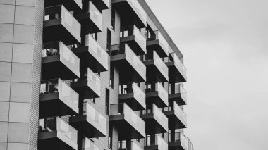 Asgari kontrast çizgileriyle modern cephenin koyu siyah beyaz geometrisi...