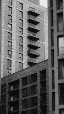 Modern dokulu geometri ile tek renkli tonlarda soyut kentsel cephe.