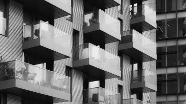 Modern dokulu geometri ile tek renkli tonlarda soyut kentsel cephe.