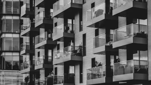 Asgari kontrast çizgileriyle modern cephenin koyu siyah beyaz geometrisi...