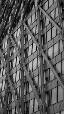 Keskin temiz mimari geometrisi olan minimum siyah beyaz bina.