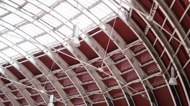 Eski Londra tren istasyonunun klasik metal çatı yapısı, mimari arka plan.