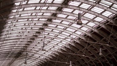Eski Londra tren istasyonunun klasik metal çatı yapısı, mimari arka plan.