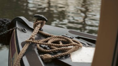 Sakin nehir suyunda, yumuşak gün ışığı altında küçük bir teknenin pruvası..