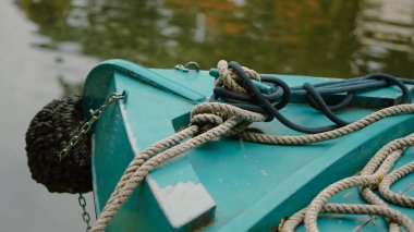 Sessizlikle çevrili, sessiz nehir suyuna yakın bir tekne..