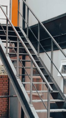 Şehir endüstriyel binasına bağlı düz metal merdiven..