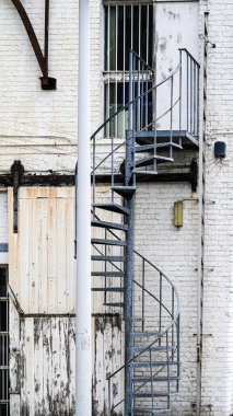 Antika endüstriyel atmosferli demirden yapılmış eski bir sarmal merdiven..