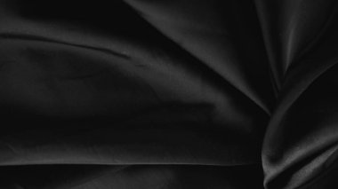 Zarif yumuşak kıvrımları olan parlak beyaz ipek arka planda parlak sert ışık.