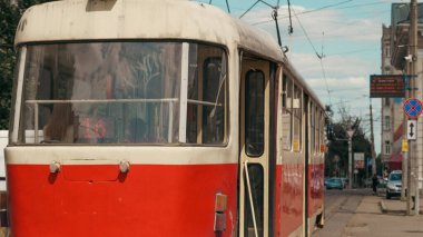 Tarihi şehir merkezinde gün boyunca bekleyen klasik kırmızı tramvay.