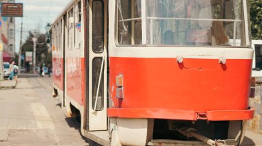 Tarihi şehir merkezinde gün boyunca bekleyen klasik kırmızı tramvay.