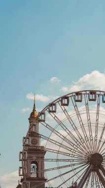 Güneşli yaz gününde Kyiv 'deki Kontraktova Meydanı' nda dönme dolap.