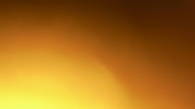 Altın çelenk ışıkları Noel şenliği arka planında usulca parlıyor..