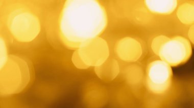 Bulanık altın Noel çelengi yumuşak, ışıl ışıl bir şenlik arka planı oluşturuyor